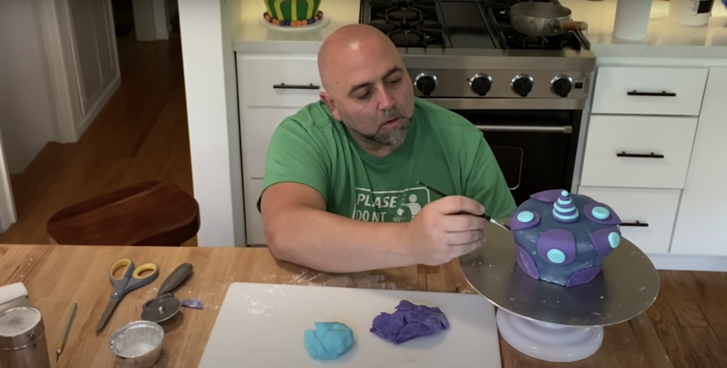 duff goldman decorating a cake